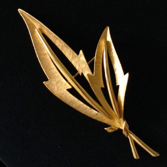 Crown Trifari Leaf Brooch Feather Pin Open Work Brushed Gold Tone Modernist Vtg. - Picture 7 of 15
